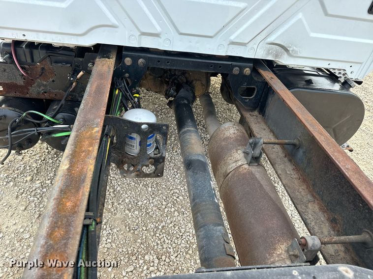 image for item DV1944 2006 International 4400 truck cab and chassis