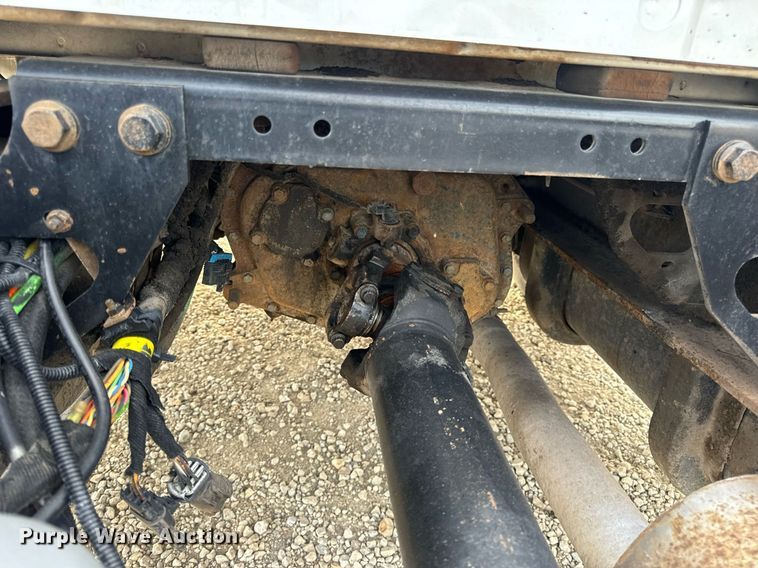 image for item DV1944 2006 International 4400 truck cab and chassis