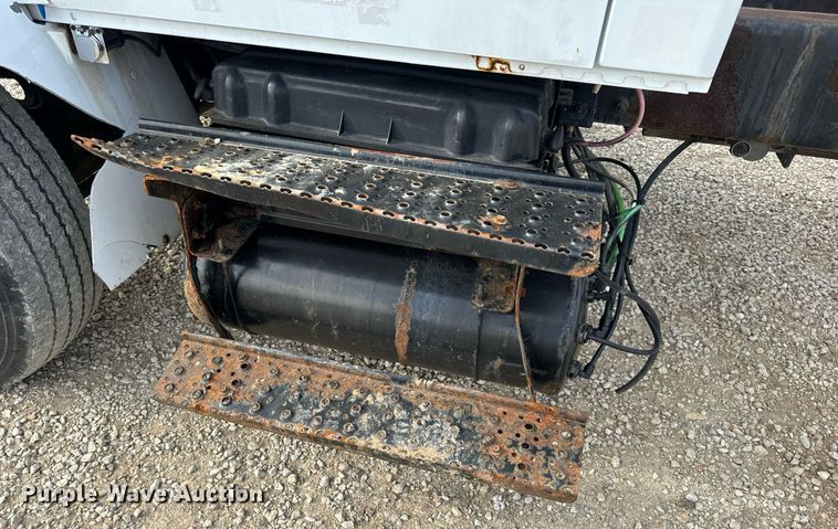 image for item DV1944 2006 International 4400 truck cab and chassis