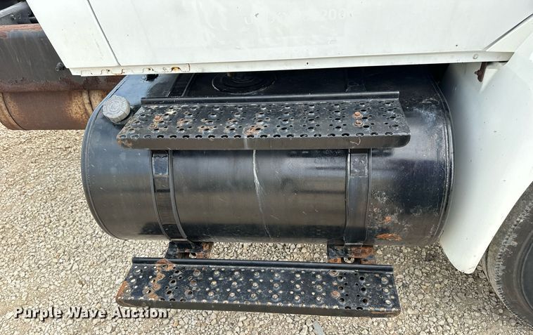 image for item DV1944 2006 International 4400 truck cab and chassis