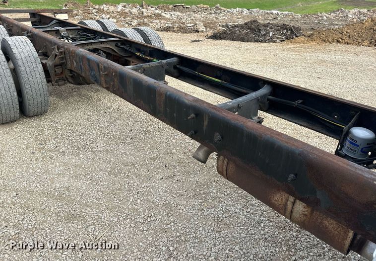 image for item DV1944 2006 International 4400 truck cab and chassis