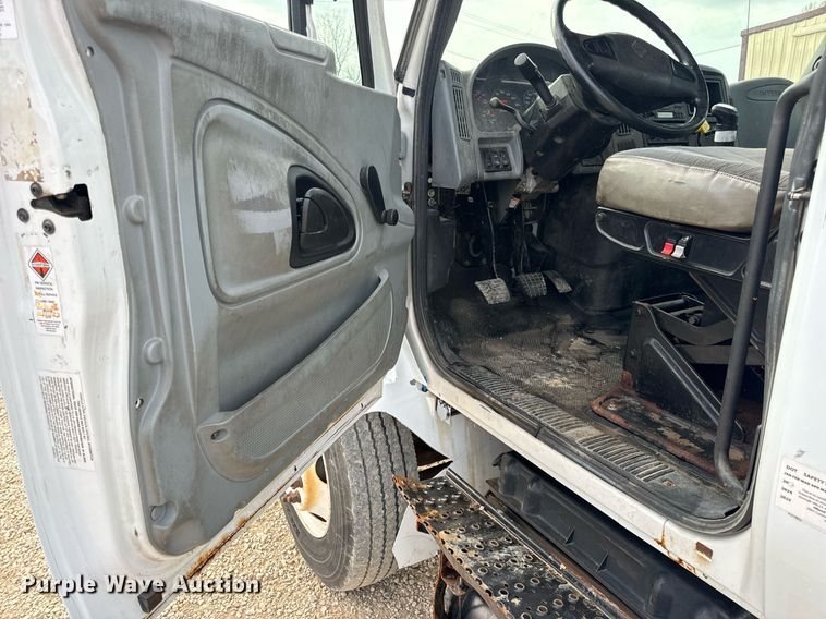 image for item DV1944 2006 International 4400 truck cab and chassis