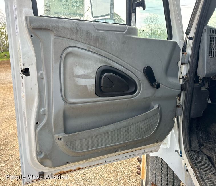image for item DV1944 2006 International 4400 truck cab and chassis