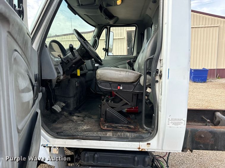 image for item DV1944 2006 International 4400 truck cab and chassis