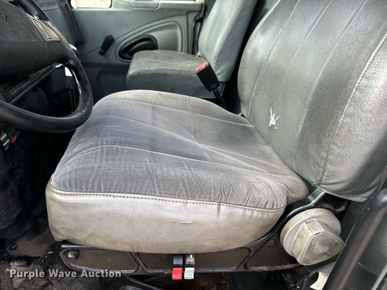 image for item DV1944 2006 International 4400 truck cab and chassis