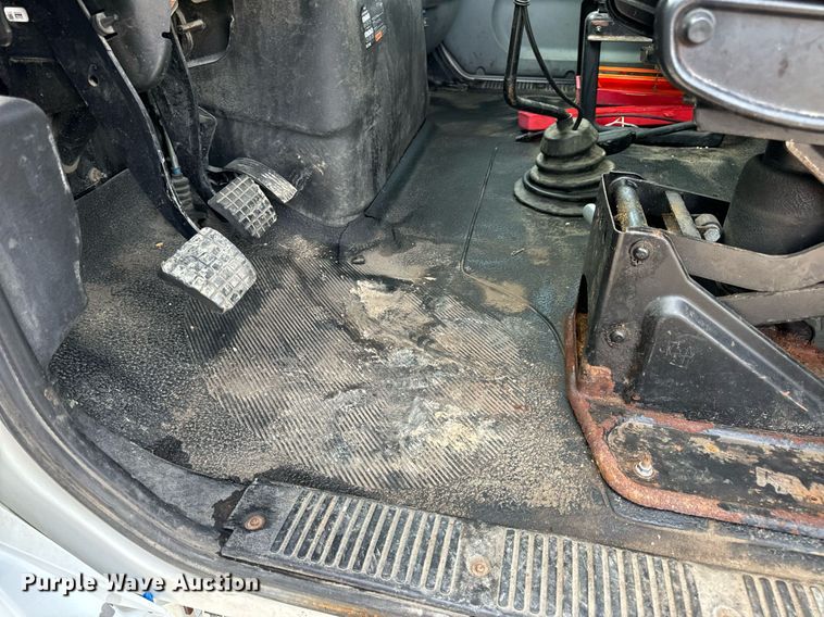 image for item DV1944 2006 International 4400 truck cab and chassis