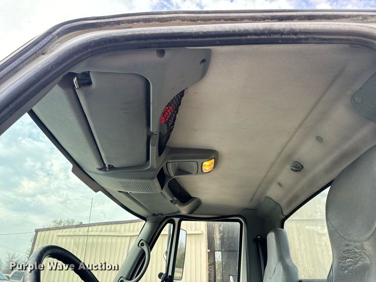 image for item DV1944 2006 International 4400 truck cab and chassis