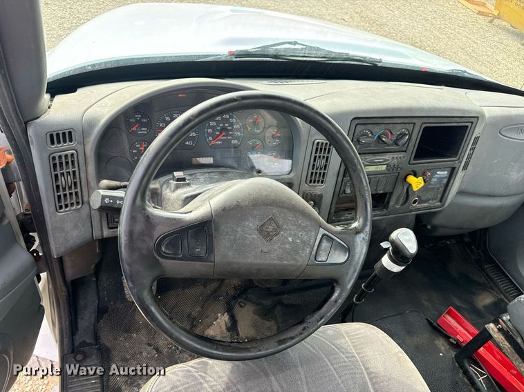 image for item DV1944 2006 International 4400 truck cab and chassis