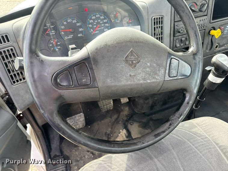 image for item DV1944 2006 International 4400 truck cab and chassis