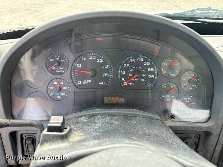 image for item DV1944 2006 International 4400 truck cab and chassis