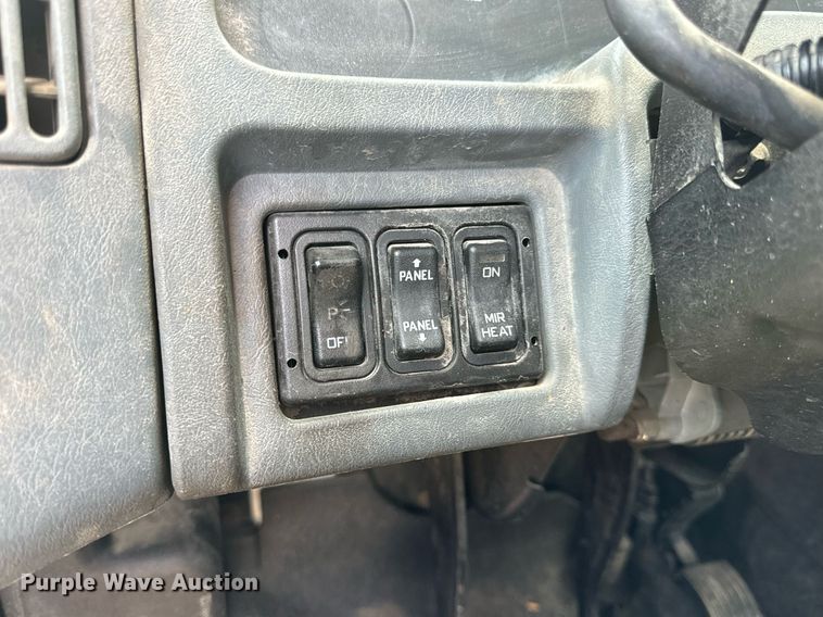 image for item DV1944 2006 International 4400 truck cab and chassis