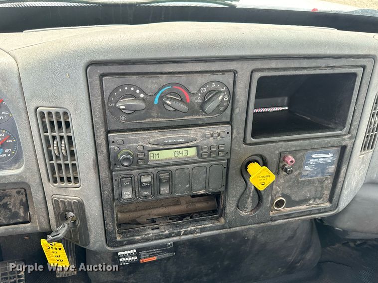 image for item DV1944 2006 International 4400 truck cab and chassis