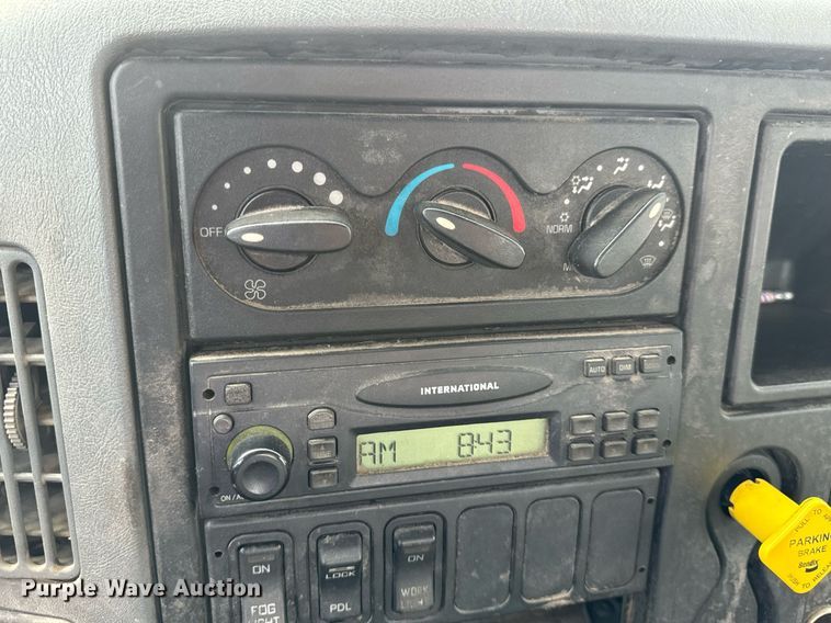 image for item DV1944 2006 International 4400 truck cab and chassis