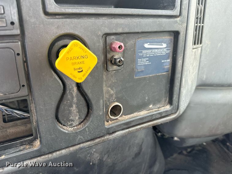 image for item DV1944 2006 International 4400 truck cab and chassis