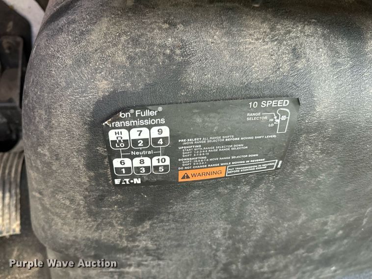 image for item DV1944 2006 International 4400 truck cab and chassis