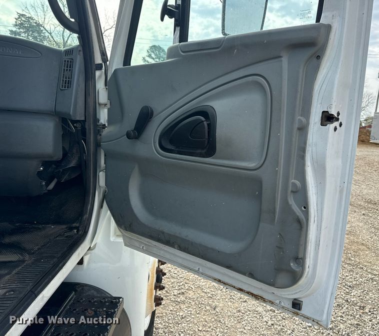 image for item DV1944 2006 International 4400 truck cab and chassis