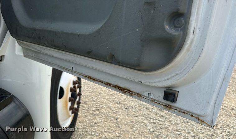 image for item DV1944 2006 International 4400 truck cab and chassis