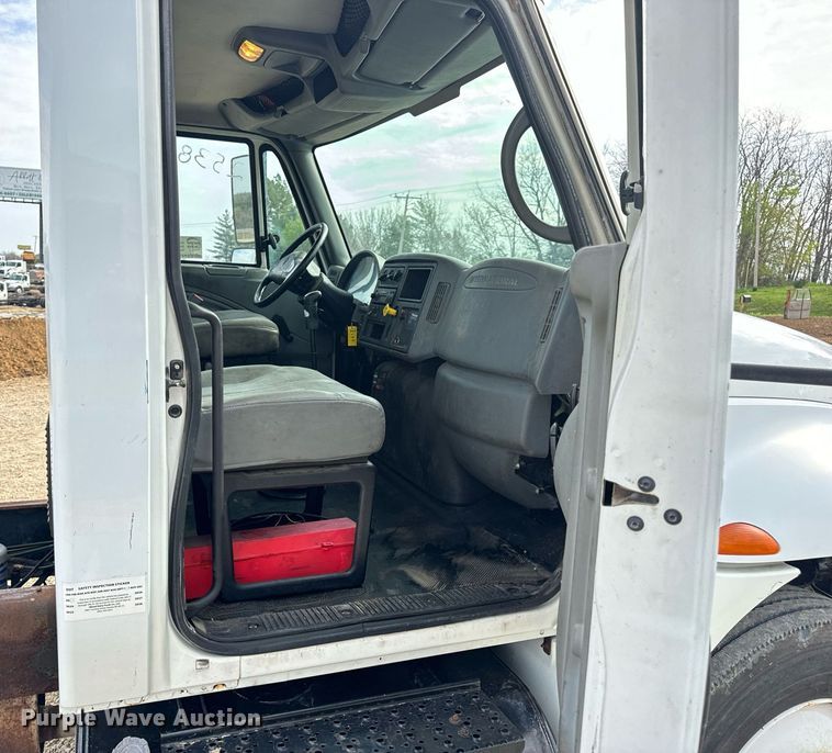 image for item DV1944 2006 International 4400 truck cab and chassis