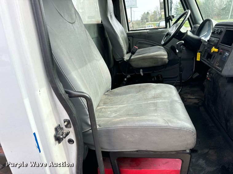 image for item DV1944 2006 International 4400 truck cab and chassis