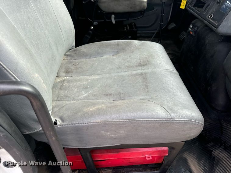 image for item DV1944 2006 International 4400 truck cab and chassis