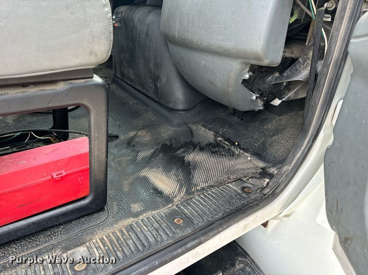 image for item DV1944 2006 International 4400 truck cab and chassis