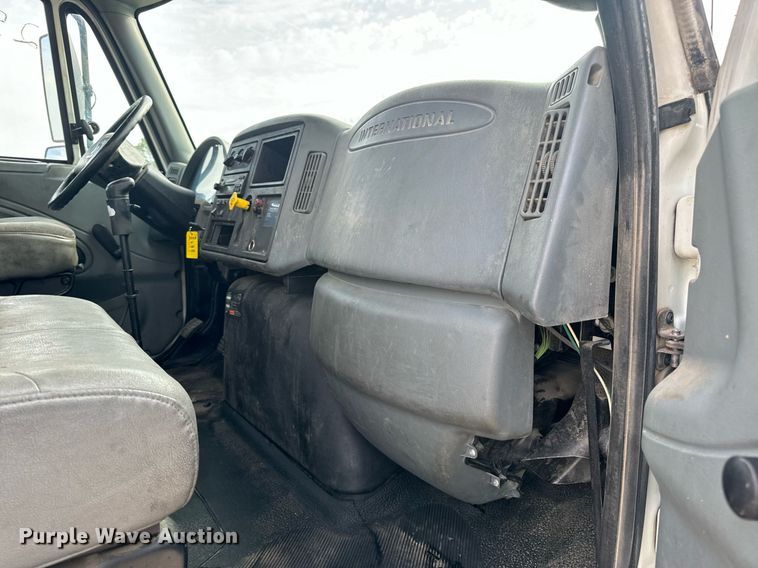 image for item DV1944 2006 International 4400 truck cab and chassis