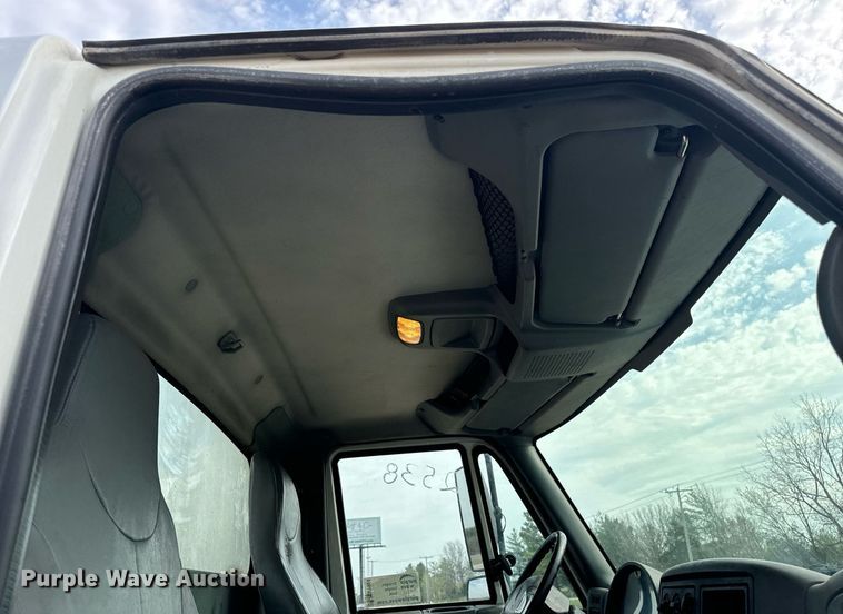 image for item DV1944 2006 International 4400 truck cab and chassis