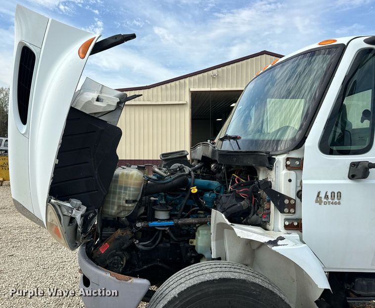 image for item DV1944 2006 International 4400 truck cab and chassis