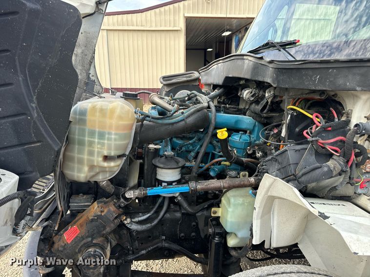 image for item DV1944 2006 International 4400 truck cab and chassis