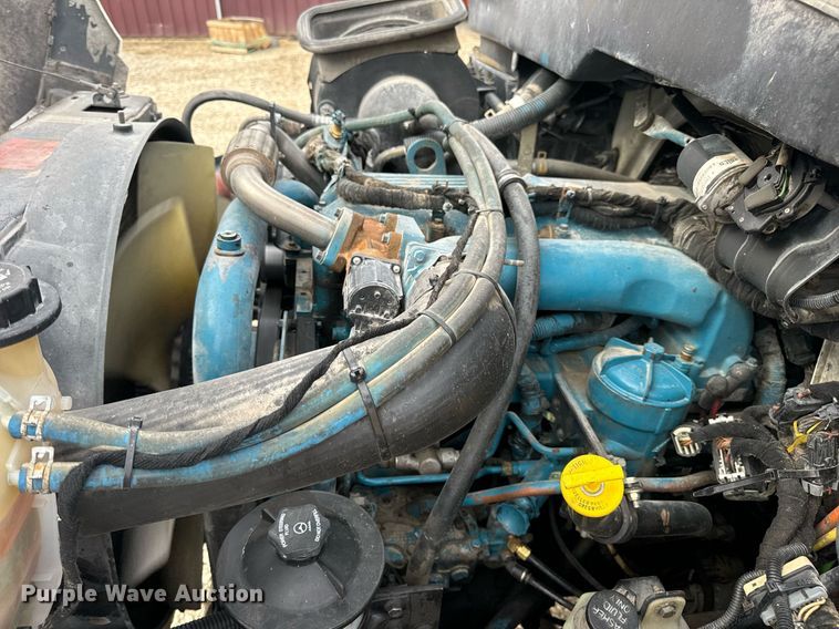 image for item DV1944 2006 International 4400 truck cab and chassis