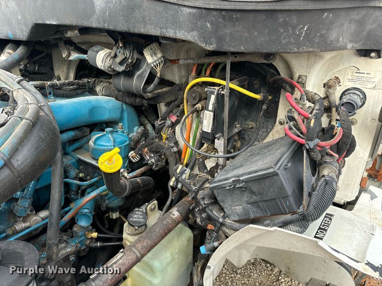 image for item DV1944 2006 International 4400 truck cab and chassis