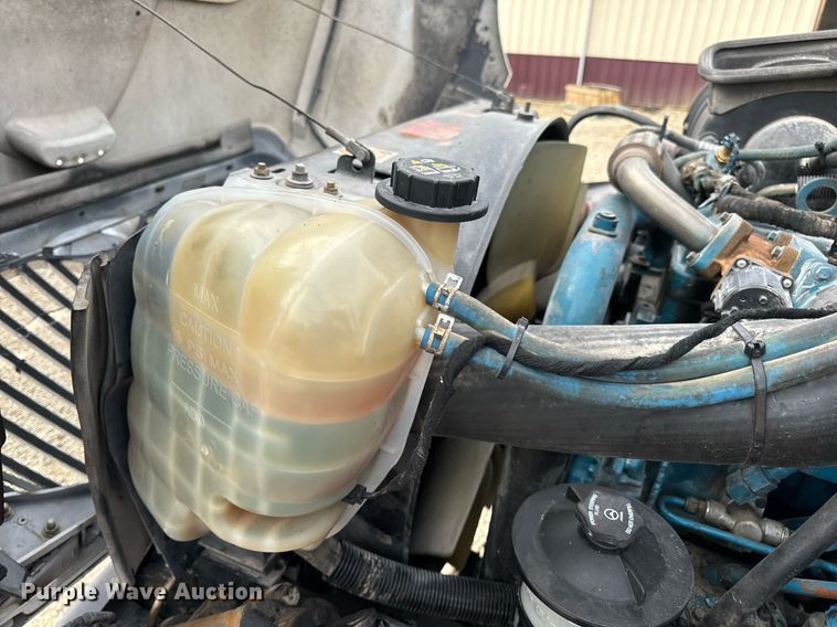 image for item DV1944 2006 International 4400 truck cab and chassis