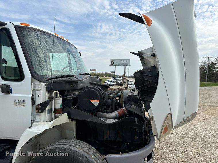 image for item DV1944 2006 International 4400 truck cab and chassis