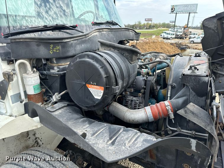 image for item DV1944 2006 International 4400 truck cab and chassis