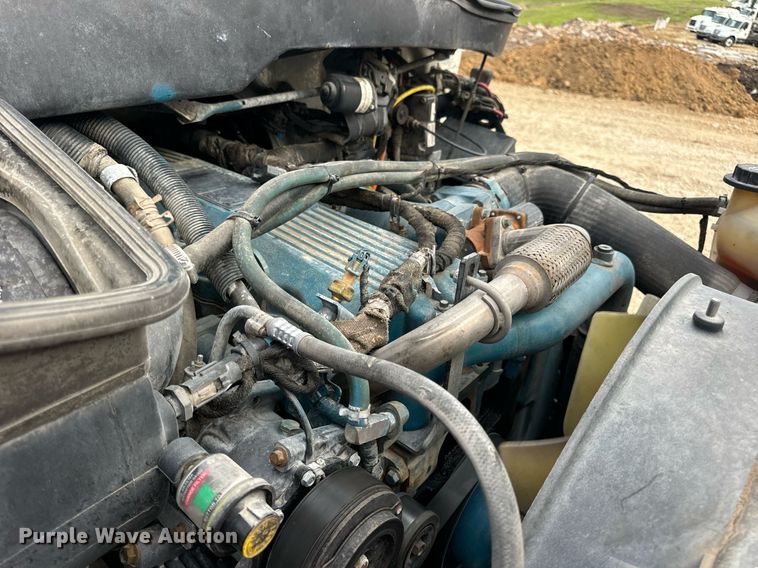 image for item DV1944 2006 International 4400 truck cab and chassis