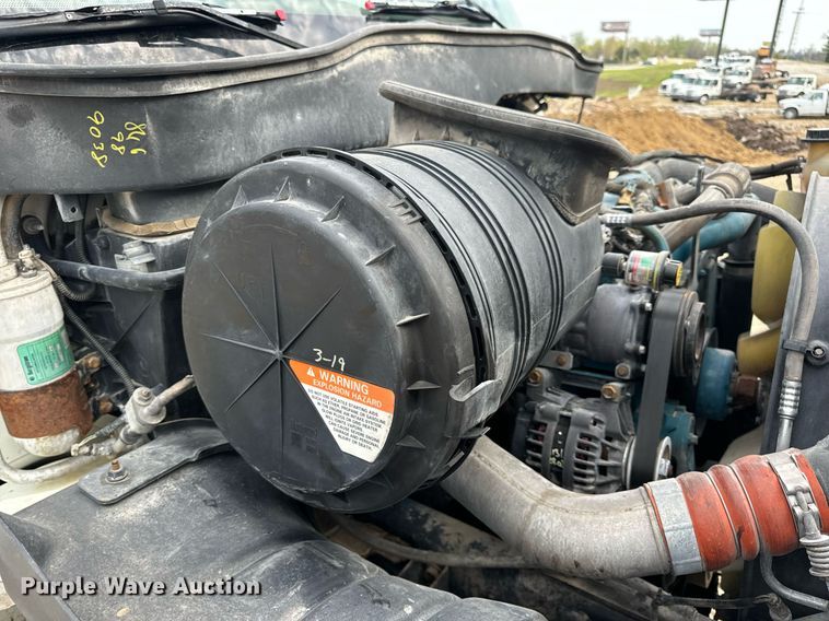 image for item DV1944 2006 International 4400 truck cab and chassis