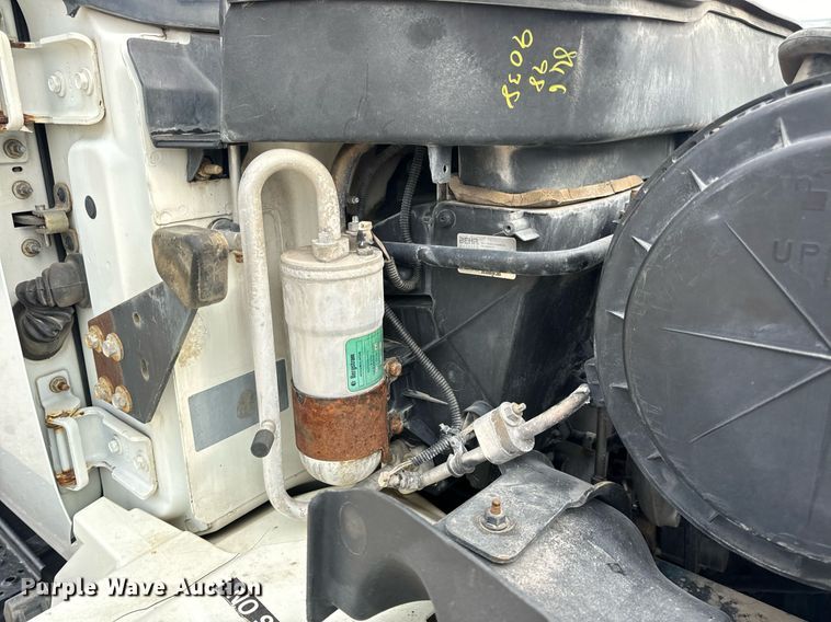 image for item DV1944 2006 International 4400 truck cab and chassis