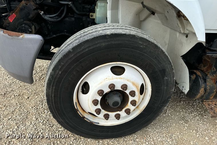 image for item DV1944 2006 International 4400 truck cab and chassis