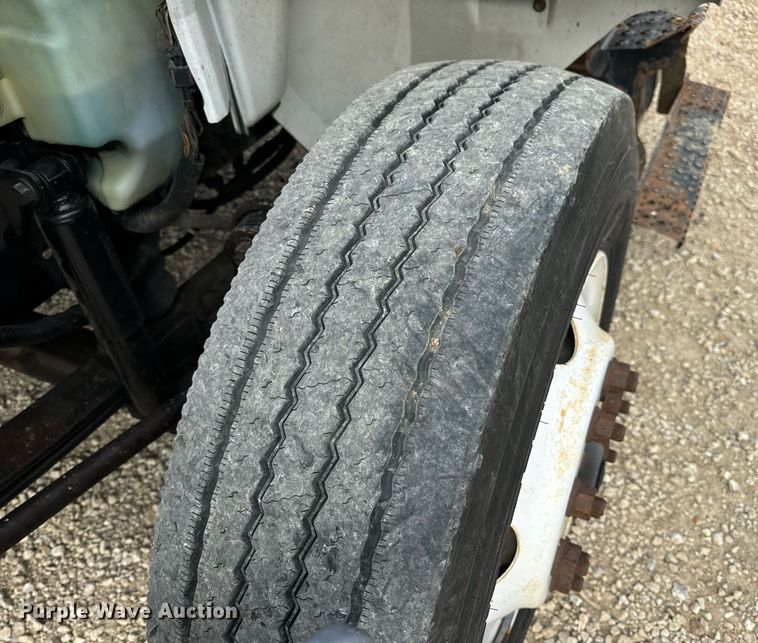 image for item DV1944 2006 International 4400 truck cab and chassis