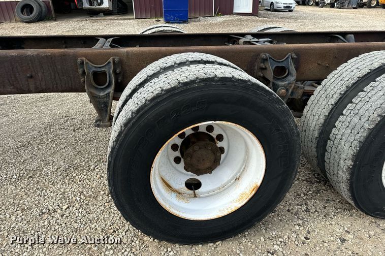 image for item DV1944 2006 International 4400 truck cab and chassis