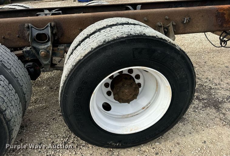 image for item DV1944 2006 International 4400 truck cab and chassis