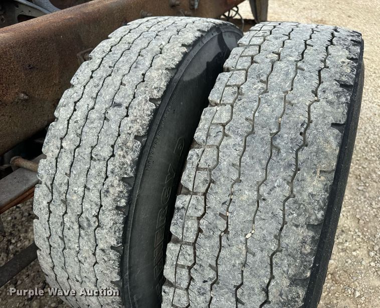 image for item DV1944 2006 International 4400 truck cab and chassis