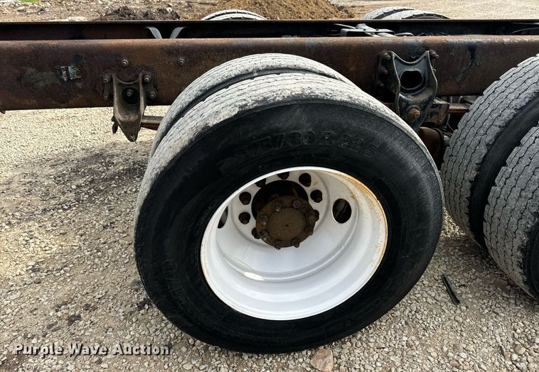 image for item DV1944 2006 International 4400 truck cab and chassis