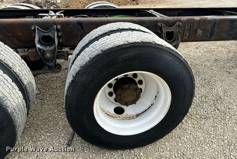 image for item DV1944 2006 International 4400 truck cab and chassis