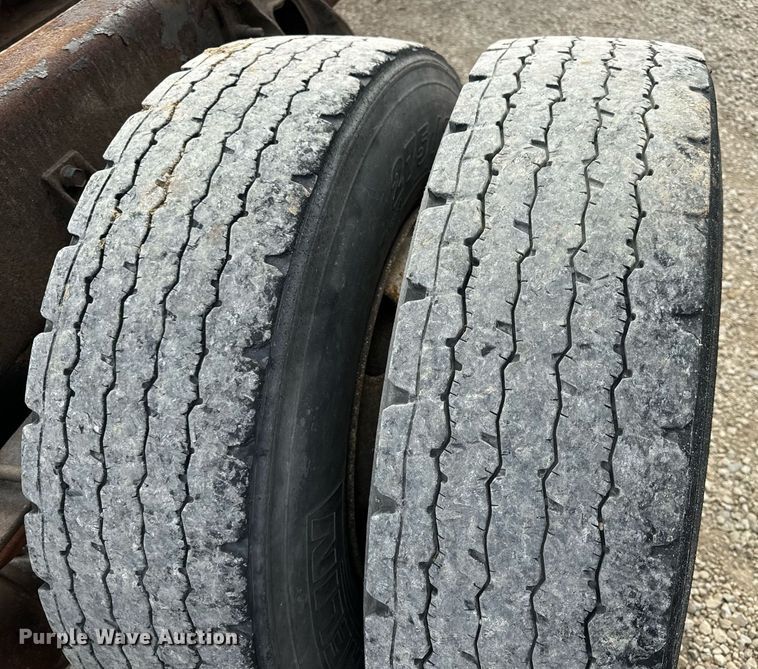 image for item DV1944 2006 International 4400 truck cab and chassis