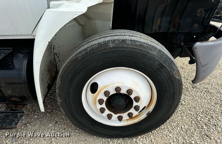 image for item DV1944 2006 International 4400 truck cab and chassis