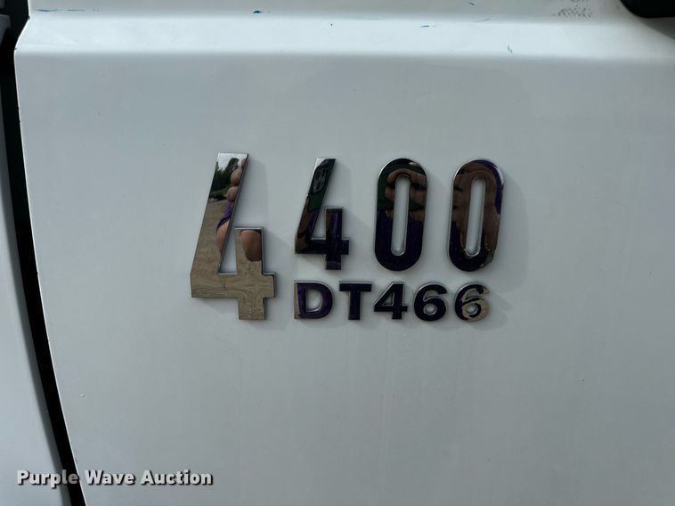 image for item DV1944 2006 International 4400 truck cab and chassis