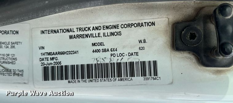 image for item DV1944 2006 International 4400 truck cab and chassis