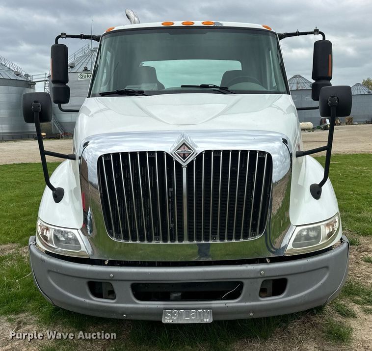 image for item DV1945 2006 International 8600 semi truck