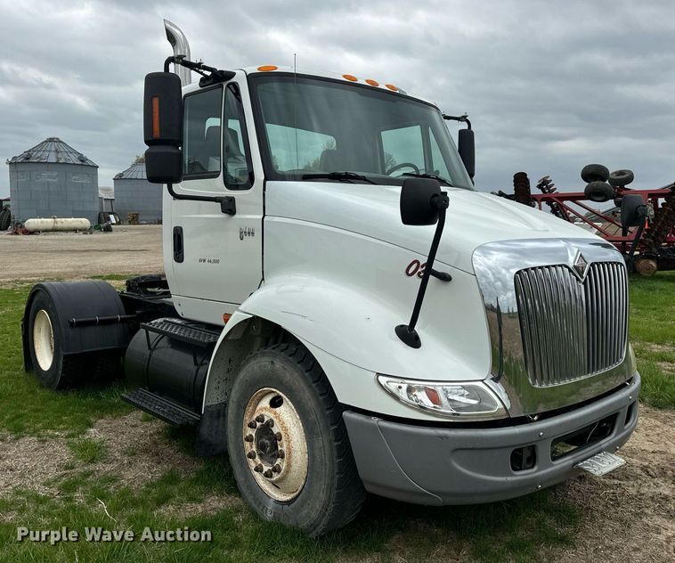 image for item DV1945 2006 International 8600 semi truck